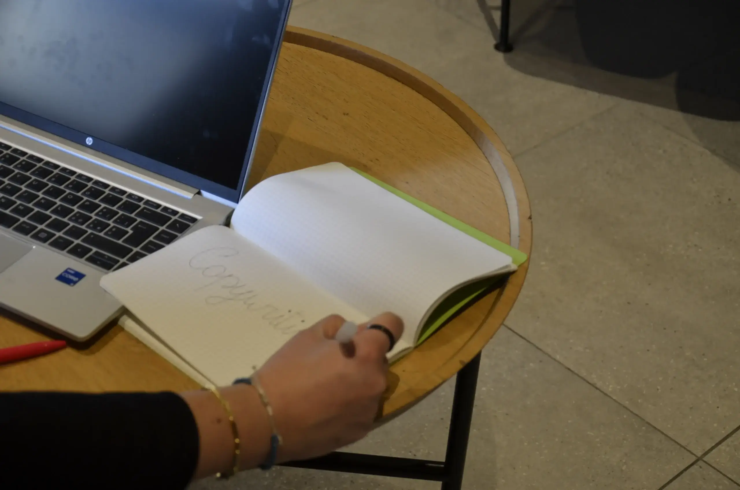 Copywriting per piccoli business: come scrivere testi che fanno vendere anche senza urlare